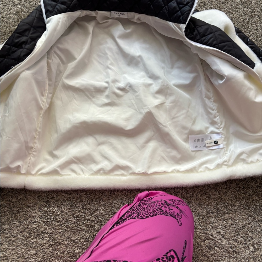 Black and White jacket ( not Chanel ) warm , and stylish. Size medium . - Picture 4 of 6